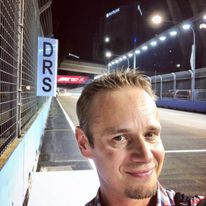 Spacer po innym, ulicznym torze w wyjątkowym Singapurze. Za tym znakiem z tyłu można pobiec szybciej ;)