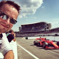 Nie może zabraknąć selfiacza z Ferrari... oraz monstrualną trybuną na ostatnim zakręcie toru Hockenheimring