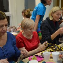 Charytatywne szycie małpek