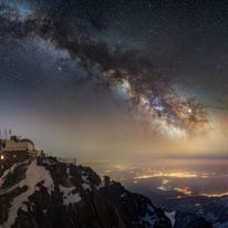 Droga Mleczna nad Obserwatorium na Łomnickim Szczycie w Tatrach.