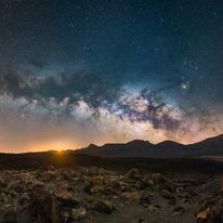 Droga Mleczna nad kalderą wulkanu Teide na Teneryfie.