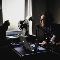 Jacek i Marcin nagrywają najczęściej w swoich domach.  Jacek czasami ma kota