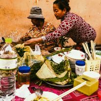 Obiad na lokalnym targu w Kambodży