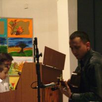 Prawdopodobnie pierwsza (i ostatnia?) okazja, w której cały ród Ptaszyńskich dawał koncert na żywo: od lewej moja matka, ja, mój ojciec na gitarze. Rok: 2004.