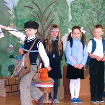 Moja wielka rola w szkolnym przedstawieniu, 2005. Żadnych szczegółów absolutnie nie pamiętam, jednak, patrząc po mojej minie, musiałem już wtedy się w tym spełniać.