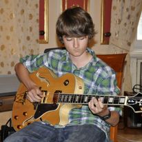 Podczas krótkiego występu gitarowego w duecie z ojcem, 2011 (czyli około lat 14). Repertuar ten sam, z którym jeździliśmy na moje spotkania autorskie: 'Blackbird' Beatlesów, 'Circus left the town' Claptona. Klub '13 Muz' w Szczecinie.
