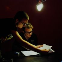 Omawiamy z Piotrem Mijowskim jedną ze scen Filmotworowej komedii 'Młodość'. Dużo pracy włożyliśmy, żeby przetransformować pokój gościnny domu moich rodziców w mroczny komisariat. Zdjęcie z planu autorstwa Michała Rasiewicza, rok 2015.