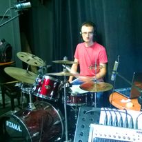 Podczas nagrywania i improwizowania perkusyjnej muzyki do 'Wiatraków'. Perkusista w obiektywie swojego ojca, Seweryna Ptaszyńskiego, bez którego wiedzy perkusista niczego by sam nie zwojował. 2015.