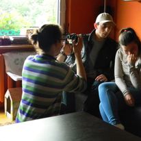 Weronika Jocz, Łukasz Kłosowski i ja z kamerą w łapskach podczas nagrywania filmu krótkometrażowego 'Śledztwo' (zainspirowanego powieścią Stanisława Lema o tej samej nazwie). 2017, fot. Kacper Zubrzyński.