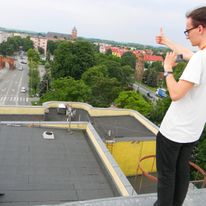 Kręcimy projekt 'WOŹNIAKOWSKI' z Kają Harasymowicz i Piotrem Mijowskim w głównych rolach, na dachu Pyrzyckiego Domu Kultury. Ja wówczas zatrudniony tam jako instruktor zajęć filmowych dla młodzieży (duża sprawa dla 20-latka). Fot. Kacper Zubrzyński, 2017.