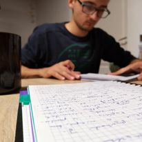 Znienacka uchwycony przez wybrankę mojego serca podczas pisania 'Ogrodu moich rodziców', ostatniego opowiadania dzielącego mnie od ukończenia zbioru opowiadań pt. 'Związki seksualne'. Łęsko, 2018.