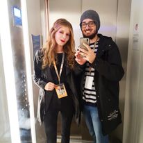 Ja i moja wyjątkowa partnerka życiowa wybywający z hotelu na Up to 21 Festival, na którym pokazano 'Moje małpy'. Warszawa, wrzesień 2019.