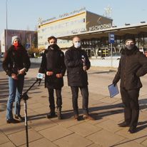 Walczymy o zrównoważony transport, jak podczas konferencji w której ujawnialiśmy zaniedbania miasta ws. budowy tunelu drogowego za dworcem Warszawa Wschodnia, który pozwoli na przejazd  z Pragi-Północ na Pragę-Południe z pominięciem ul. Targowej..