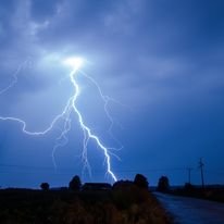 Nocny pokaz wyładowań w rejonie Pułtuska (mazowieckie). 2019 rok.