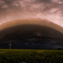 Zachód słońca to nie tylko widoki przy pogodnym niebie - to również fantastyczne barwy w czasie obserwacji przesuwających się burz. Czerwiec 2020.