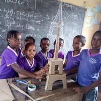 Jedna z najbardziej wciągających aktywności: konstruowanie. Popatrz na tablicę w tle: najpierw powstał projekt i obliczenia, dopiero potem  model - prawdziwa lekcja inżynierii.