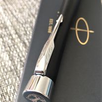 Elegancki długopis z grawerunkiem z progu 100 zł.