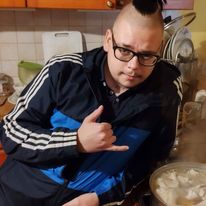 Kamil zanim trfaił do Fundacji po DRUGIE dwa lata spędził w schroniskach dla bezdomnych. W mieszkaniu treningowym odzyskał wiarę, że może zmienić swoje życie. Ma nadzieję, że już nigdy nie trafi do schroniska.