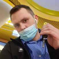 Patryk był u nas wiele miesięcy. Udało mu się podjąć stałą pracę, którą utrzymuje już długi czas. Na zdjęciu z kluczami do samodzielnie wynajmowanego mieszkania. 