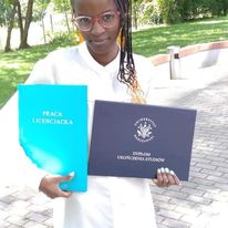 Wśród naszej młodzieży są również studentki i studenci! Na zdjęciu Tatenda, która obroniła tytuł licencjata.