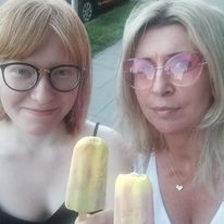 Nasza mieszkanka i opiekunka na spacerze w upalny dzień. 