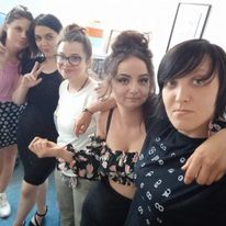 Co tydzień prowadzimy warsztaty, które pozwalają młodzieży rozwijać i nabywać umiejętności niezbędne do prawidłowego funkcjonowania. Tu zdjęcie z warsztatów dla dziewczyn, na których rozmawiały o... MIŁOŚCI. 