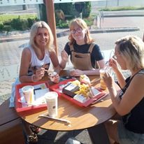 Pani Justyna pracuje z dziewczynami z mieszkania treningowego. Ma do nich pewną słabość i lubi sprawiać im drobne przyjemności.