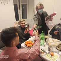 Wigilia w 2020 roku odbyła się, mimo pandemii. Zorganizowaliśmy ją w kilku pomieszczeniach, by zbyt dużo osób nie zasiadło przy jednym stole. Ważne, że byliśmy obecni, mimo ograniczeń.