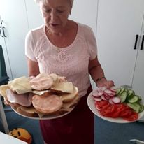 Pani Alicja to jedna z najważniejszych osób w naszym biurze. Odpowiada za kuchnię i doskonale zna podniebienia młodzieży. Dba, żeby nie była głodna i żeby smakowało!