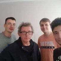 Męska ekipa mieszkaniowa z panem Grzegorzem, który dba  o to, by chłopcy uczyli się samodzielności.