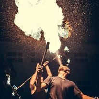 Nasza młodzież ma pasje. Na zdjęciu Eryk, który jest mistrzem FIRE SHOW.