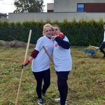 Julka i Natalka pomagają uporządować teren pod budowę domu dla nastoletnich i usamodzielniających się matek i ich dzieci.