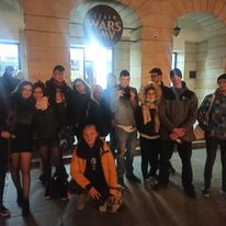 Wspólne wyjście do teatru. Zdarza się tak, że młodzież, która do nas przychodzi nigdy nie była w takim miejscu. Cieszymy się, że młodzi dorośli mogą doświadczyć tego przeżycia po raz pierwszy w Fundacji po DRUGIE.