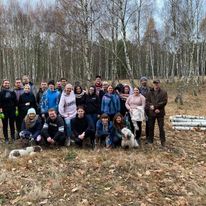 Młodzież w ramach wolontariatu wybrała się do Parku Kampinowskiego, aby pomóc w oczyszczaniu terenu dla zwierząt i roślin. Fajnie jest robić coś dobrego!