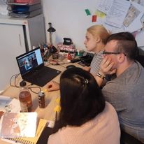 Wyjścia i różnego rodzaju atrakcje są świetnym pomysłem na pokazanie sposobów konstruktywnego spędzania wolnego czasu, ale robimy też bardziej poważne rzeczy. Na zdjęciu młodzież biorąca udział w webinarach, na których młodzi dorośli dzielą się swoim dośw