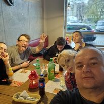 Po wspólnym wyjściu do Parku Trampolin Pan Krzysztof zabrał młodzież na obiad do pizzerii. Wszyscy jak widać zmęczeni, ale zadowoleni, co w szczególności można zauważyć po Łukaszu :)