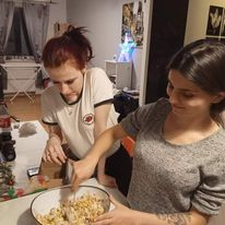 Wspólne gotowanie w mieszkaniu treningowym – dziewczyny jak widać mają do tego smykałkę, a co najważniejsze, czerpią z tego przyjemność.