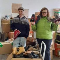 Ogrooomna dostawa obuwia dla młodzieży. Odpowiednie buty to jeden z pierwszych kroków w wychodzeniu z bezdomności.