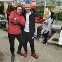 Szymon i Patryk na pikniku charytatywnym zorganizowanym przez pracowników firmy Tefal. Dochód, jaki udało się w tym dniu uzyskać został przeznaczony na Fundację po DRUGIE w celu wspierania naszej młodzieży.