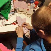 Do biura Fundacji w każdy piątek przychodzą Opowiadacze Zaangażowani, którzy prowadzą z młodzieżą różne warsztaty artystyczne. Tym razem było to tworzenie słowiańskich lalek.