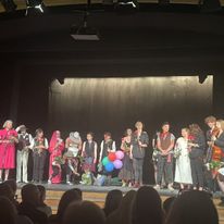 Młodzież po wspaniałym występie w spektaklu ,,Ballady Hultajskie/Dystrykt Warszawa"na premierze w teatrze ,,Lalka". Duże wzruszenie i  owacje na stojąco!