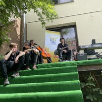 Młodzież i muzycy z MDK na otwarciu Domu dla młodzieży parę dni po ostatnim spektaklu. Jedna z młodych osób będąca pod opieką Fundacji powiedziała: ,,Jak teatr potrafi wpłynąć na światopogląd... Nie pozwolę temu umrzeć".