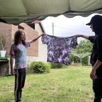 Koszulka zrobiona przez jednego z mieszkańców Domu dla młodzieży w trakcie warsztatów przeprowadzonych przez jednego z wolontariuszy. Mała rzecz a cieszy :) 