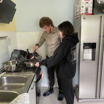 Piotrek i nasza wolontariuszka Barbara. Wspólne przygotowywanie posiłków to ważna część dnia w domu dla młodzieży 