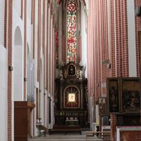 lewa nawa kościoła z widocznym w oddali obrazem Matki Bożej Zwycięskiej