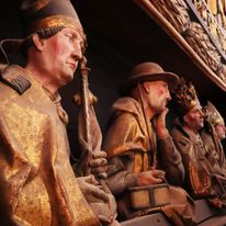 fragment drewnianego ołtarza wymagającego pilnej renowacji z powodu niechcianych lokatorów