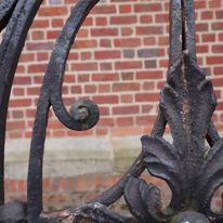 fragment kraty z ogrodzenia