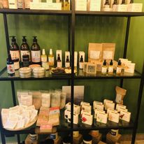 regał z kosmetykami zero waste w FAZA Charity Shop