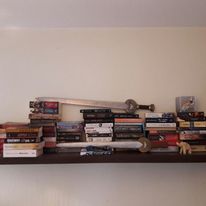 Dwa miecze króla Theodena i ulubione książki. 