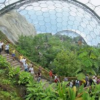 Jest to widok w istniejącym obiekcie Eden Projekt w Irlandii. Ta konstrukcja jest droższa ale piękna.
